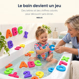 Enfant qui joue avec les lettres de bain en mousse dans la baignoire