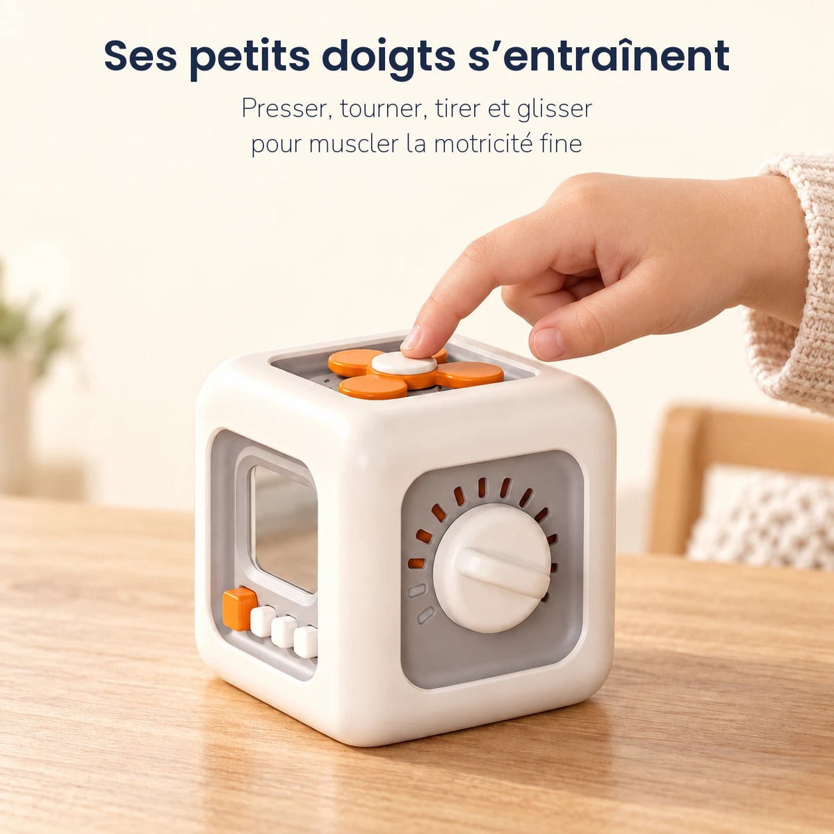 Doigt d'enfant qui appuie sur la fleur orange du Busy Cube