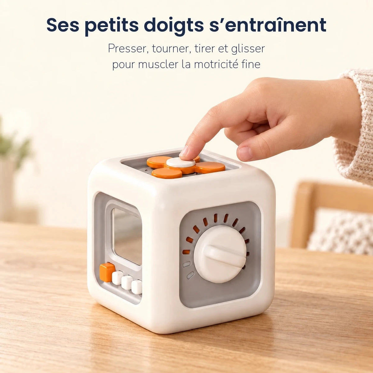 Doigt d'enfant qui appuie sur la fleur orange du Busy Cube