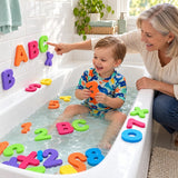 Grand-mère et enfant qui jouent avec les lettres de bain