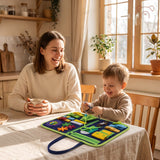 Maman qui boit son café pendant que son fils joue avec le busy board bleu