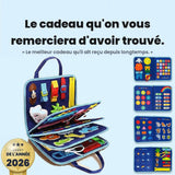 Enfant de 2 ans qui joue avec le livre de plus de 30 activités en feutre