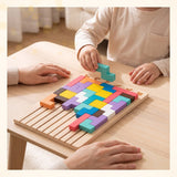 Enfant qui place une pièce du Tetris en bois