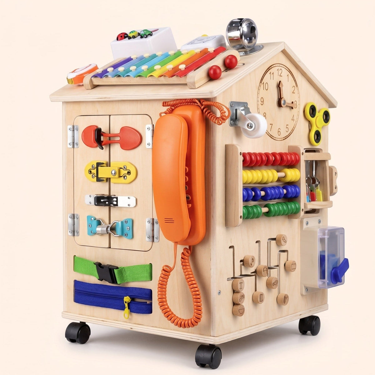Maison d'activités Montessori en bois vue de trois quarts