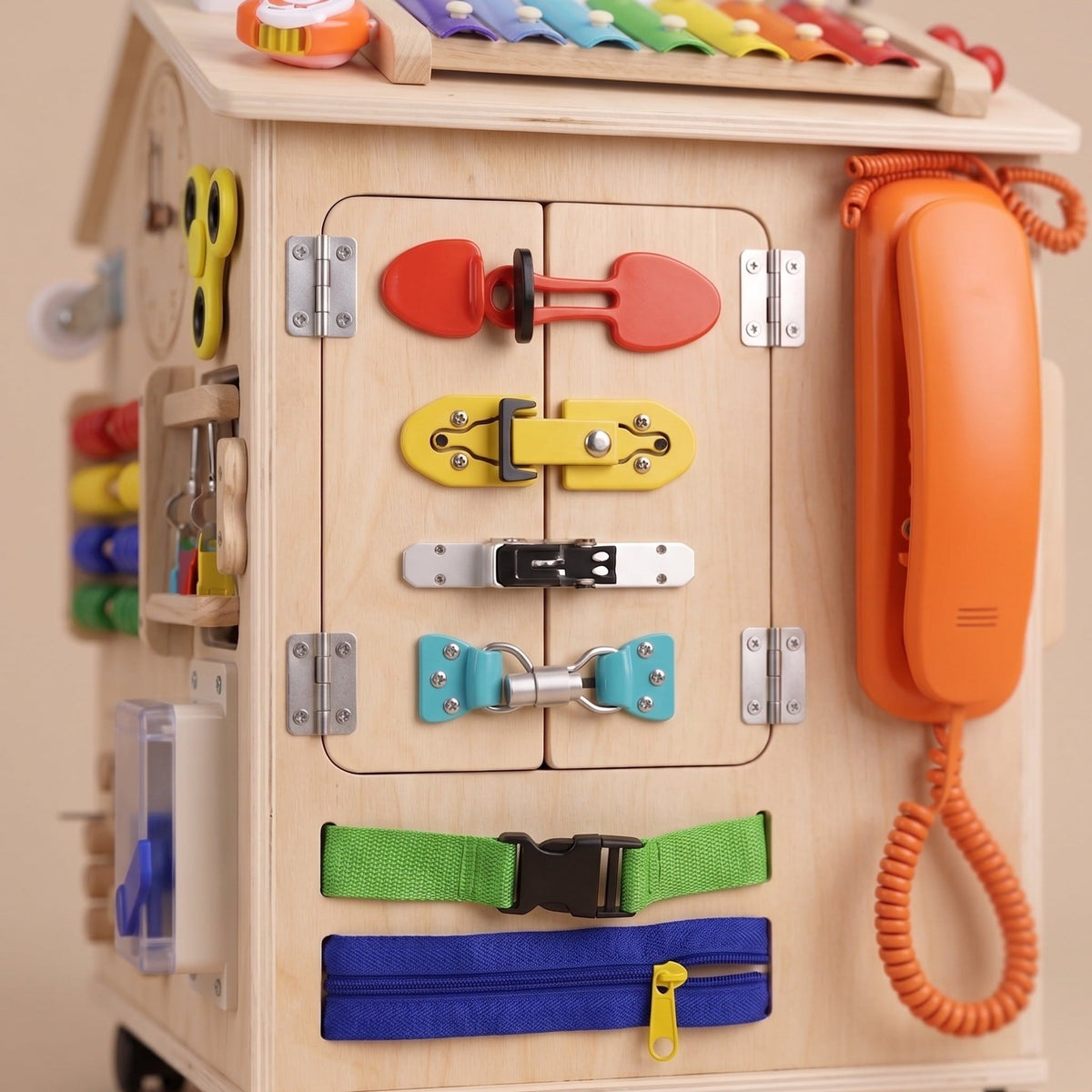 Serrures et téléphone à cadran sur une face de la maison d'activités