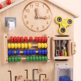 Horloge et boulier sur une face de la maison d'activités en bois