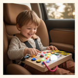 Enfant en siège auto qui joue avec le tableau lumineux pendant un trajet