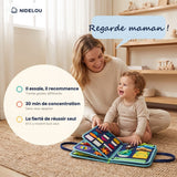 Petit garçon fier d'avoir fermé seul une boucle de son busy book