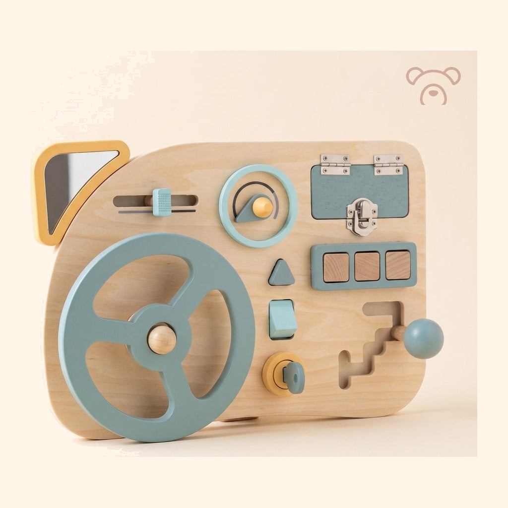 Volant Montessori en bois vu de trois quarts, clé de contact et interrupteurs
